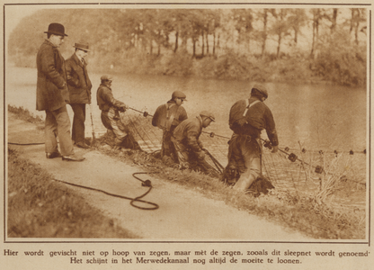 872836 Afbeelding van enkele beroepsvissers die vissen met een 'zegen' in het Merwedekanaal bij Utrecht.N.B. Een zegen ...